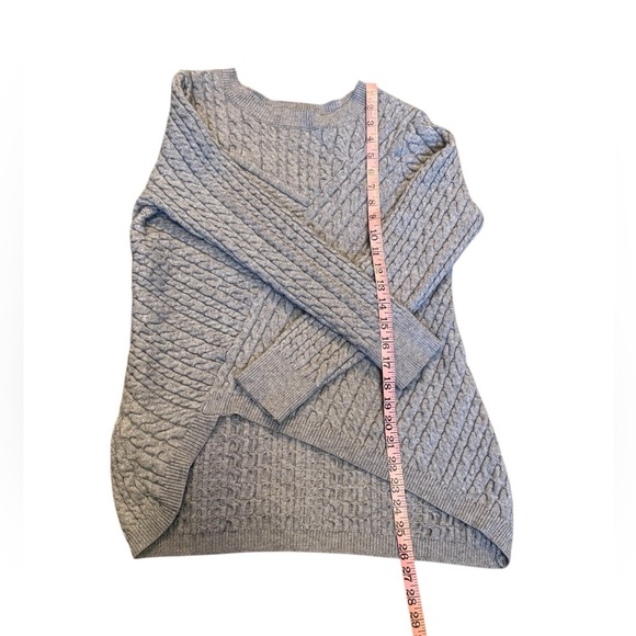 Grey Evikution by Cyrus Aneesa asymmetrical hem sweater.  Women’s size Medium - Picture 8 of 10